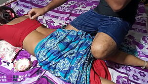 दोस्त की माँ ने पीठ मालिश के बहाने से चूत चुदाई - साफ हिंदी आवाज में   XXX Sex